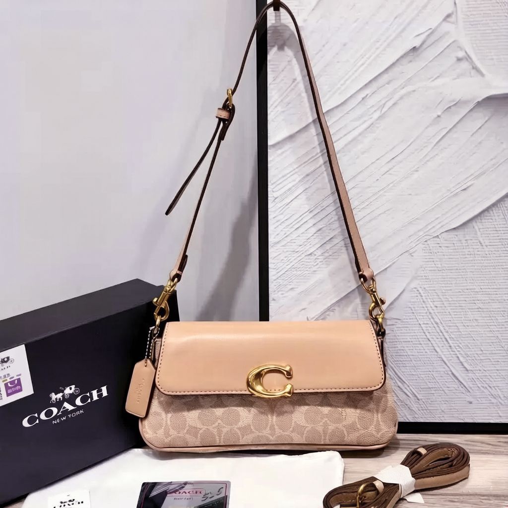 black-coach-handbag-display-aone-10