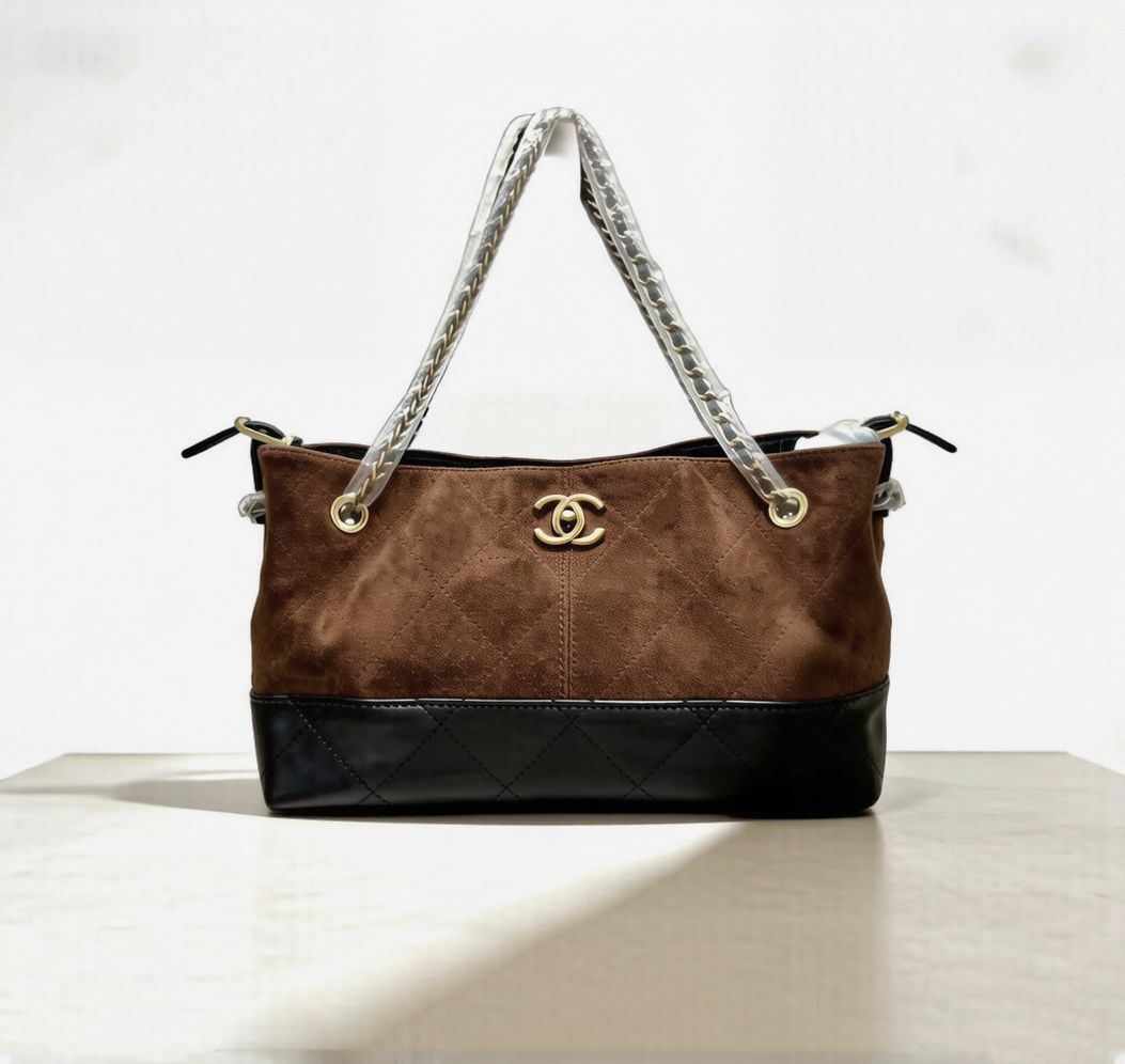 Brown Chanel shoulder bag with chain strap