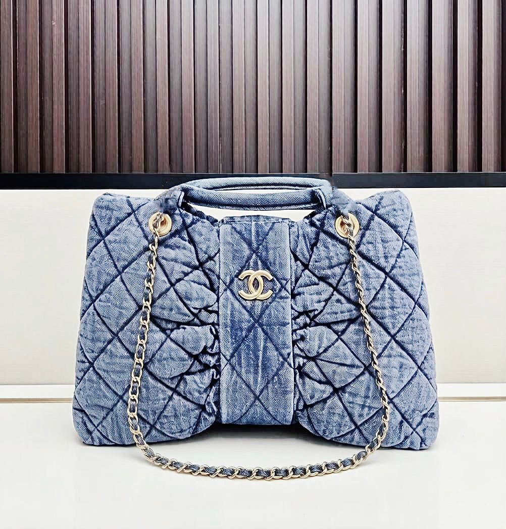 Blue quilted CC chain shoulder handbag for women