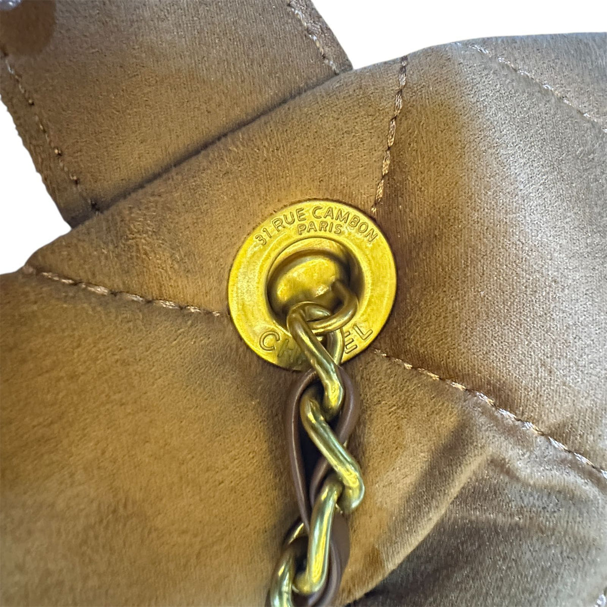 Chanel quilted shoulder bag golden chain strap detail