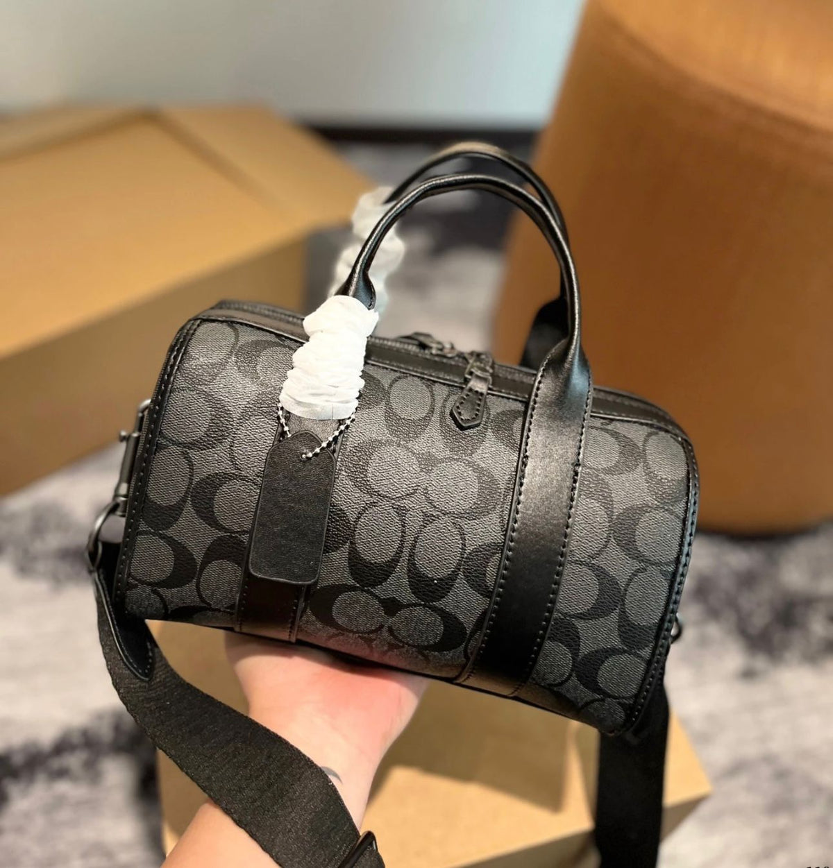 Women's handbag with adjustable shoulder strap design