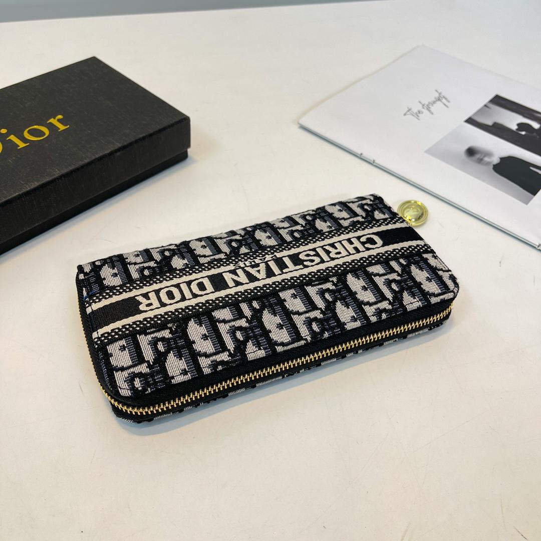 Women’s patterned zip wallet with letter design