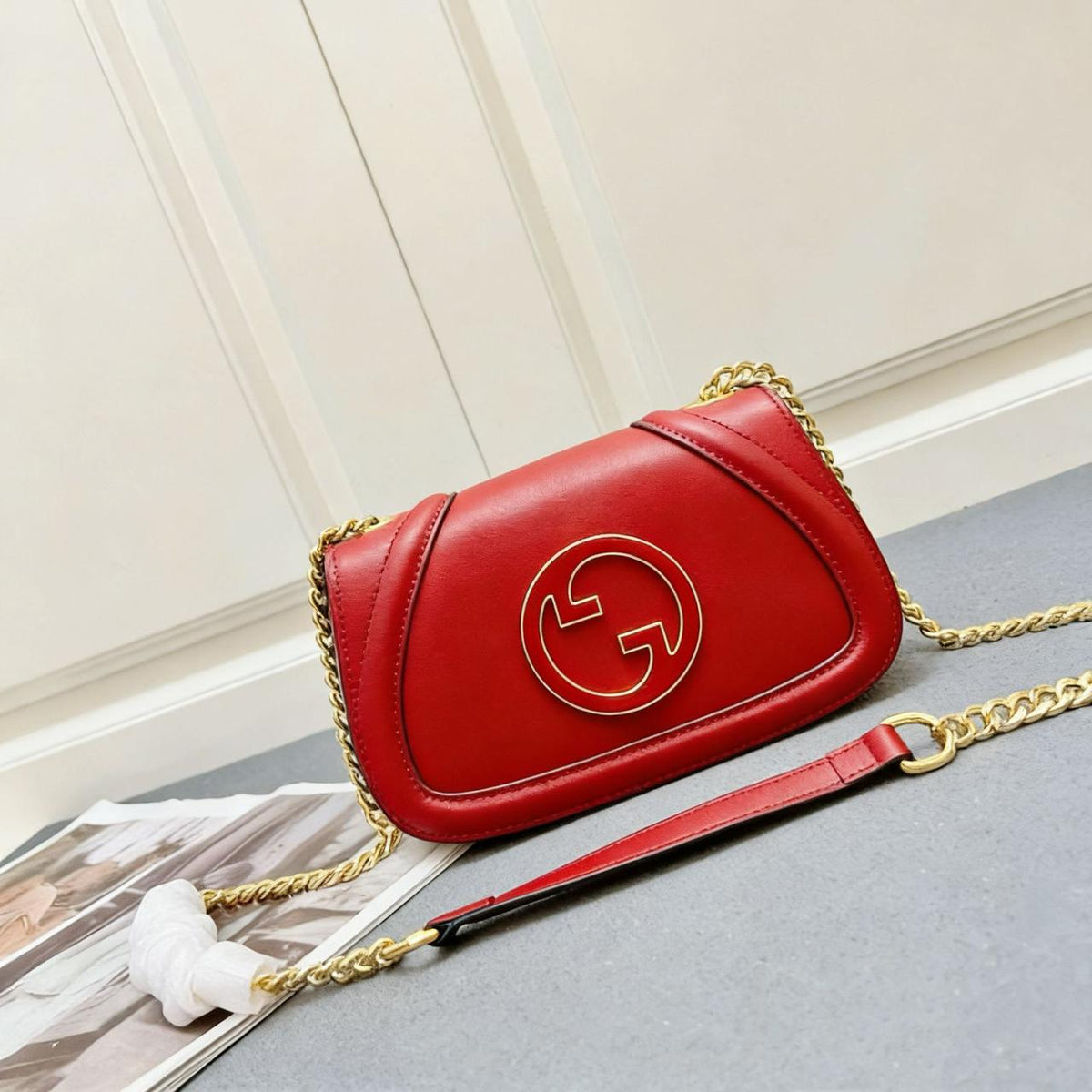 Bright red Gucci leather crossbody shoulder bag with gold metal logo