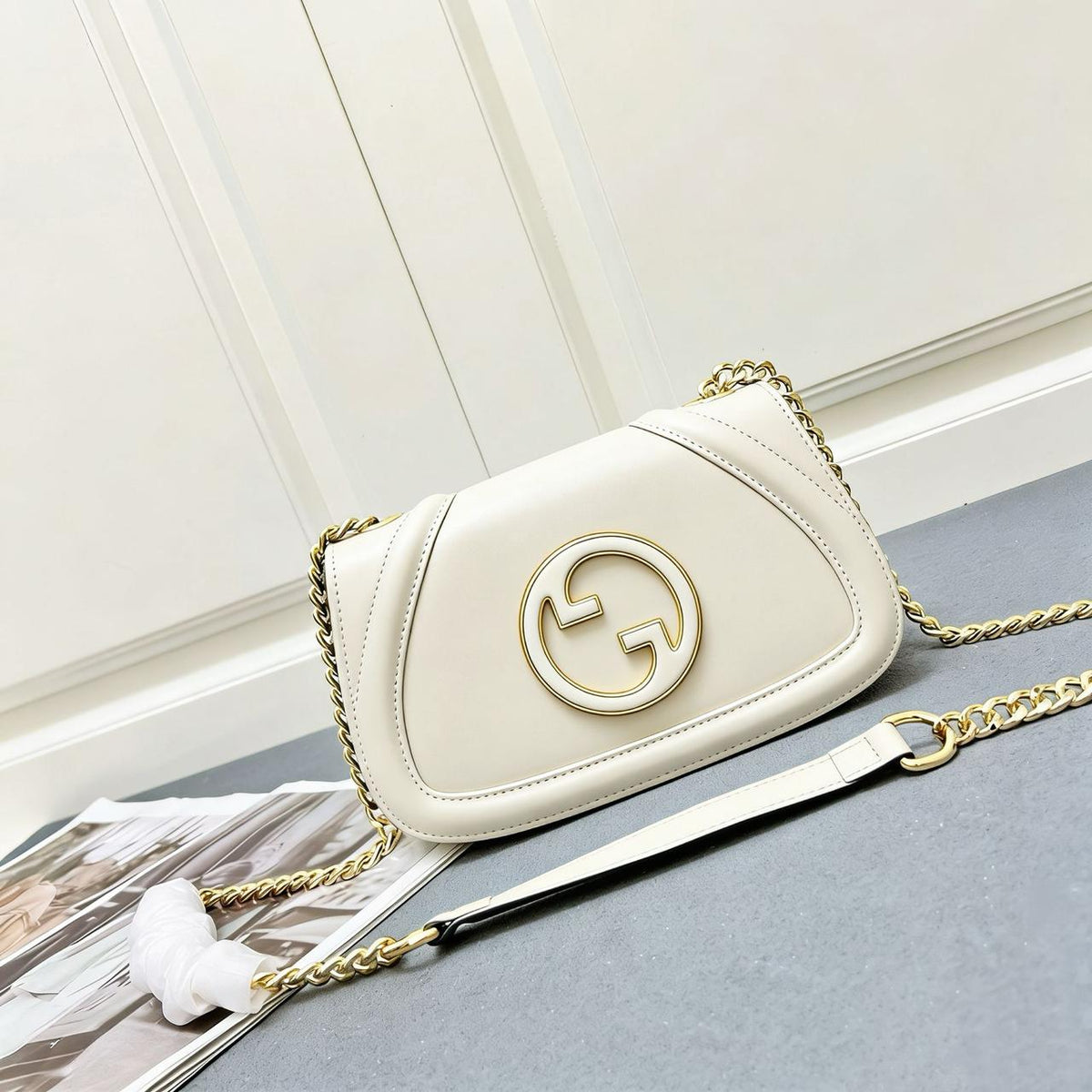 Cream white Gucci leather crossbody bag with round interlocking logo