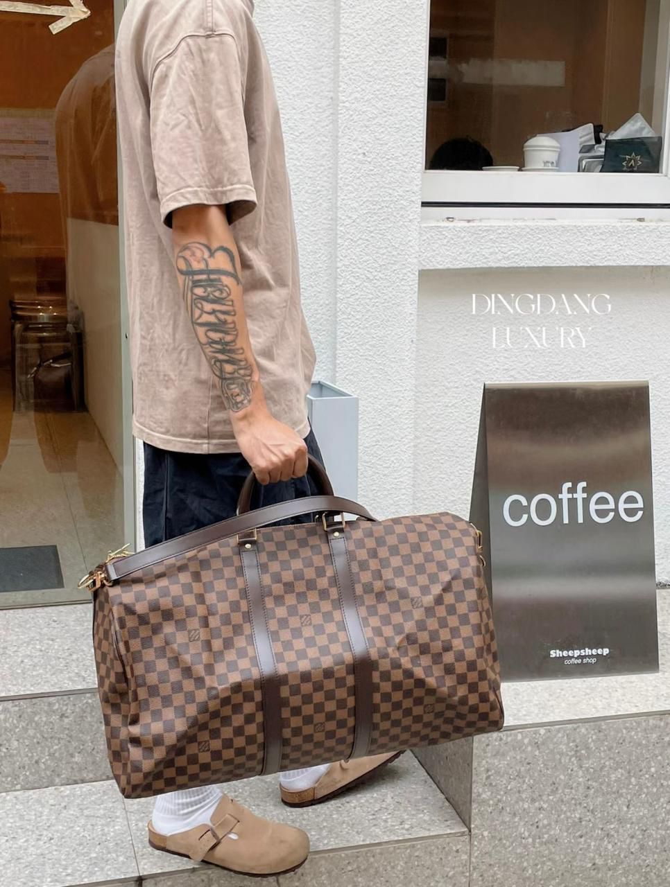 Louis Vuitton monogram travel bag leather handle and detailing close up
