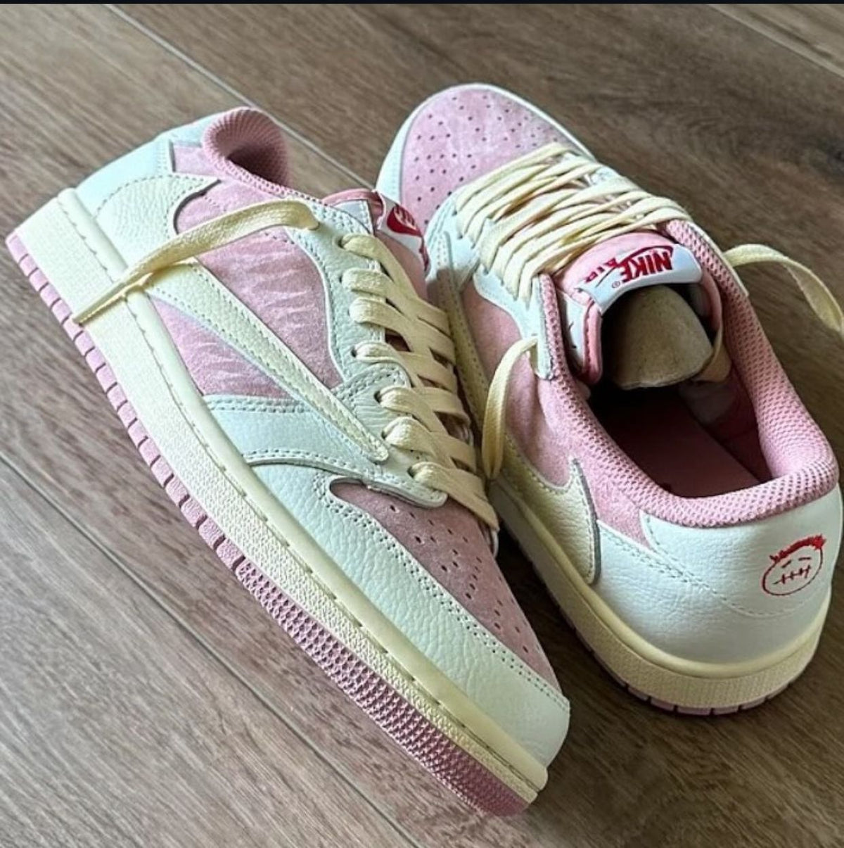 Pink pastel sneakers with interchangeable decorative panels