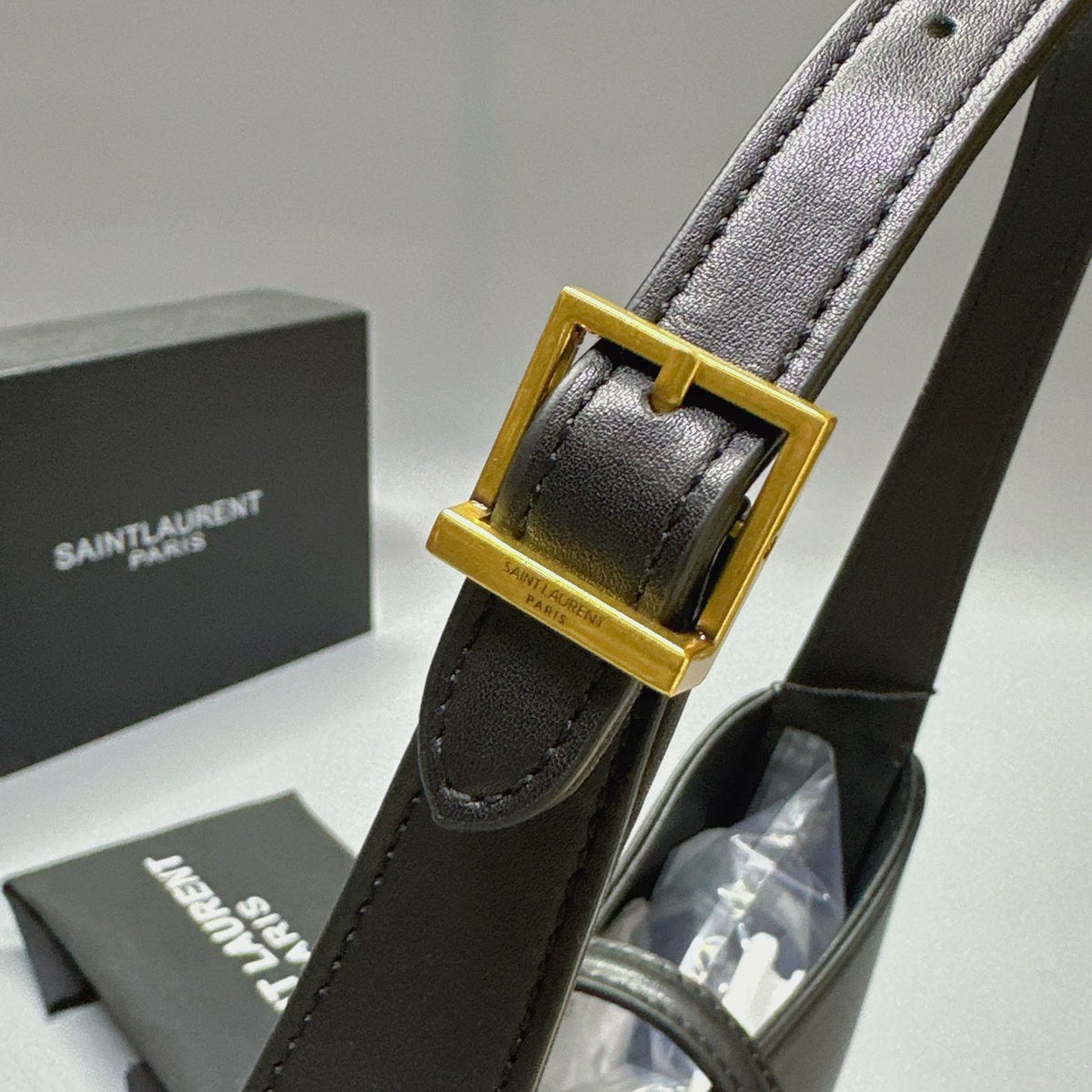 Saint Laurent Le 5 A 7 shoulder bag strap detail